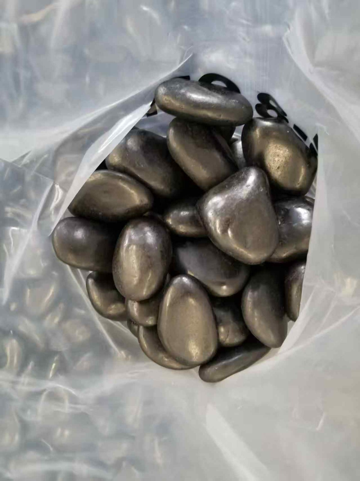 Polished Black Decorative Pebbles – 1 Tonne Bags